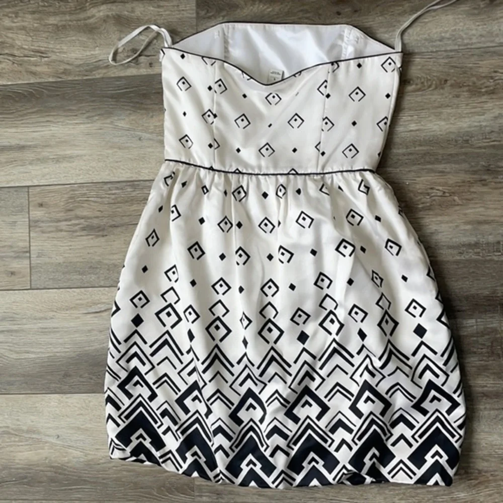White House Black Market strapless side